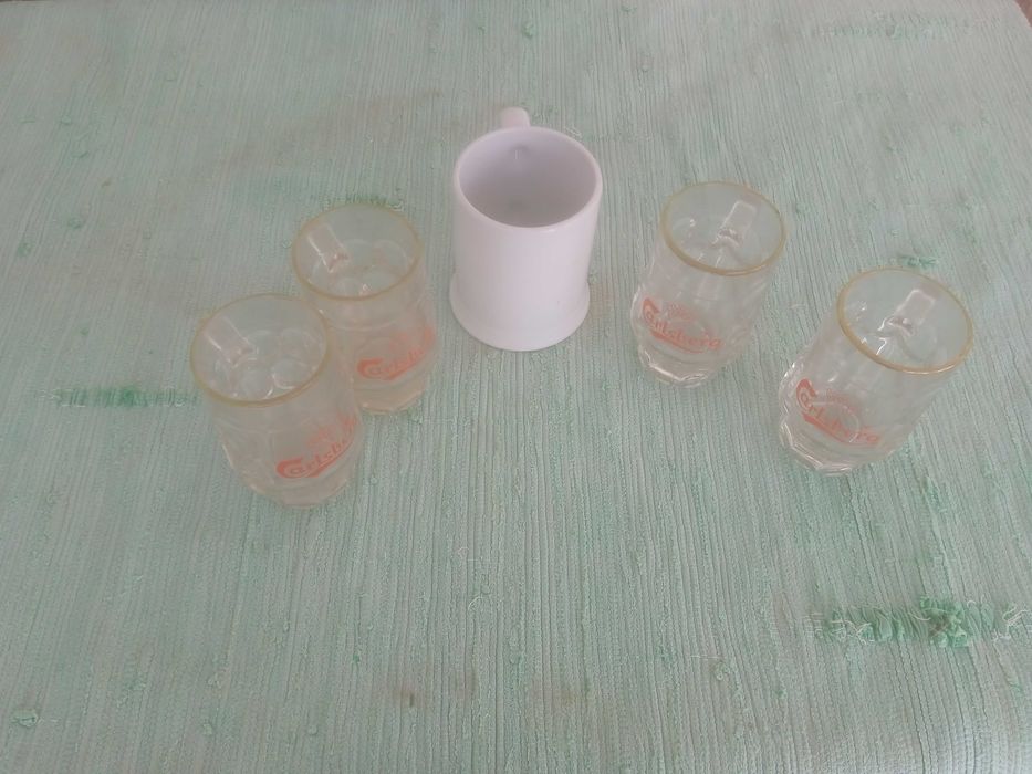 Canecas de cerveja em vidro de várias marcas