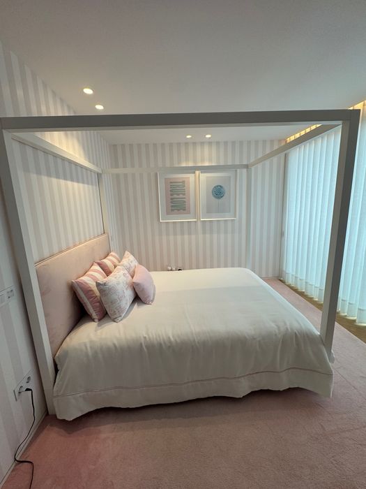 Cama de menina em madeira lacada