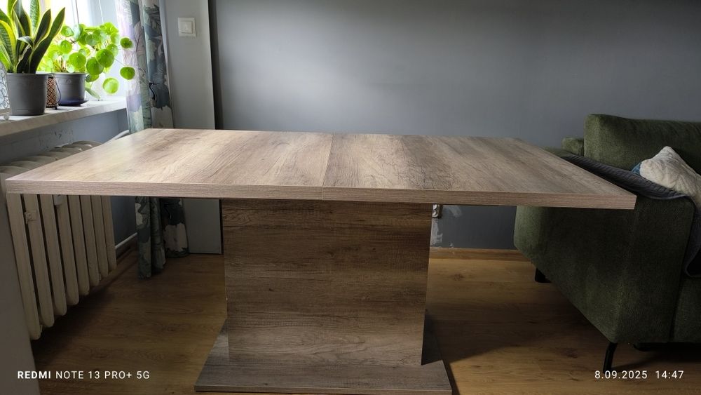 Używany stół do salonu