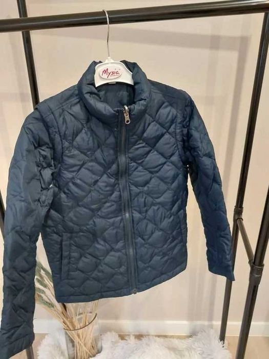 Kurtka z odpinanymi rękawami.