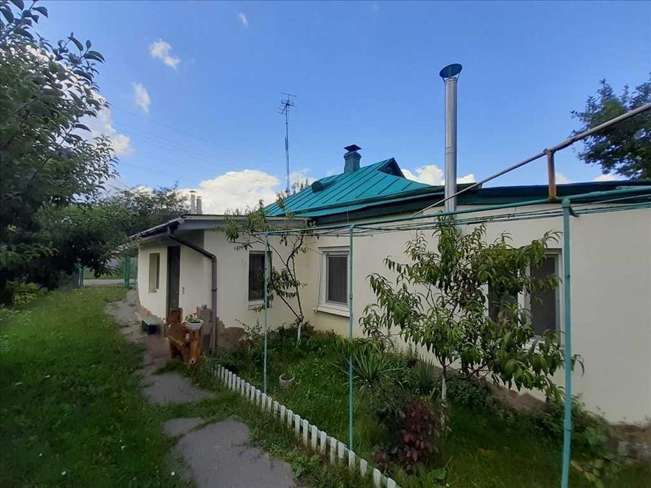 Будинок на два входи. Заходь та живи!