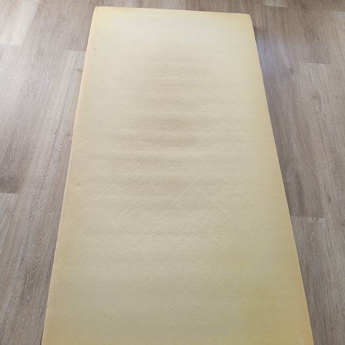 Materac do spania dla dziecka z pokrowcem.