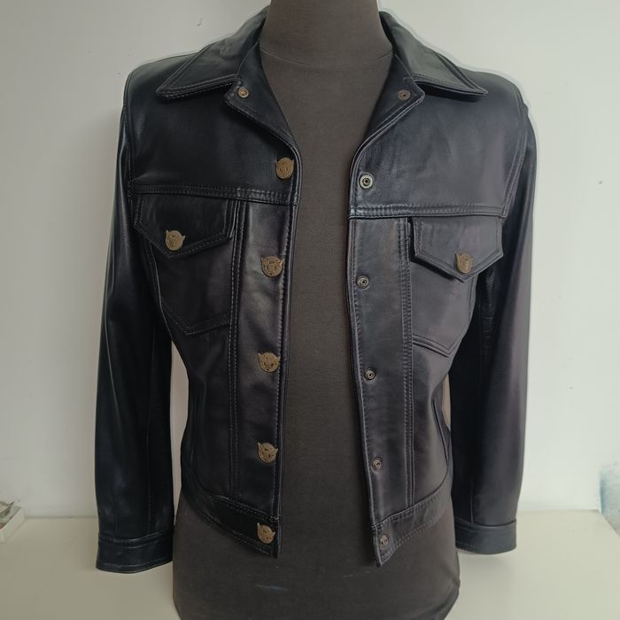 Casaco em pele preta lisa marca Gossip made in UK