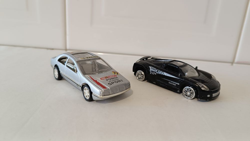 Lote 2 carros de brincar. 11 cm