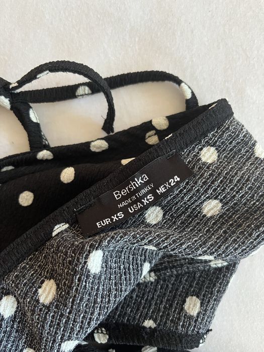 Luźna czarna sukienka w kropki