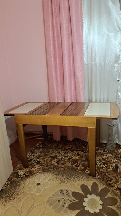 Продам стіл до кімнати.