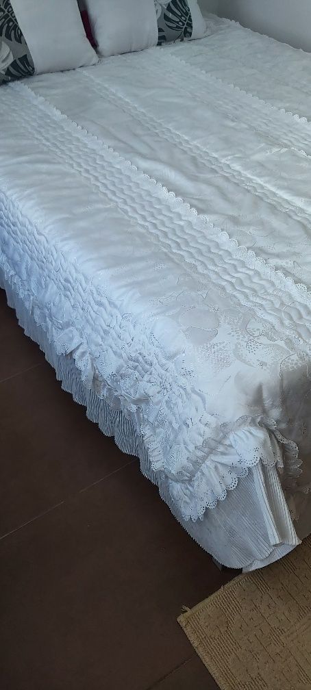 Edredão de cama branco