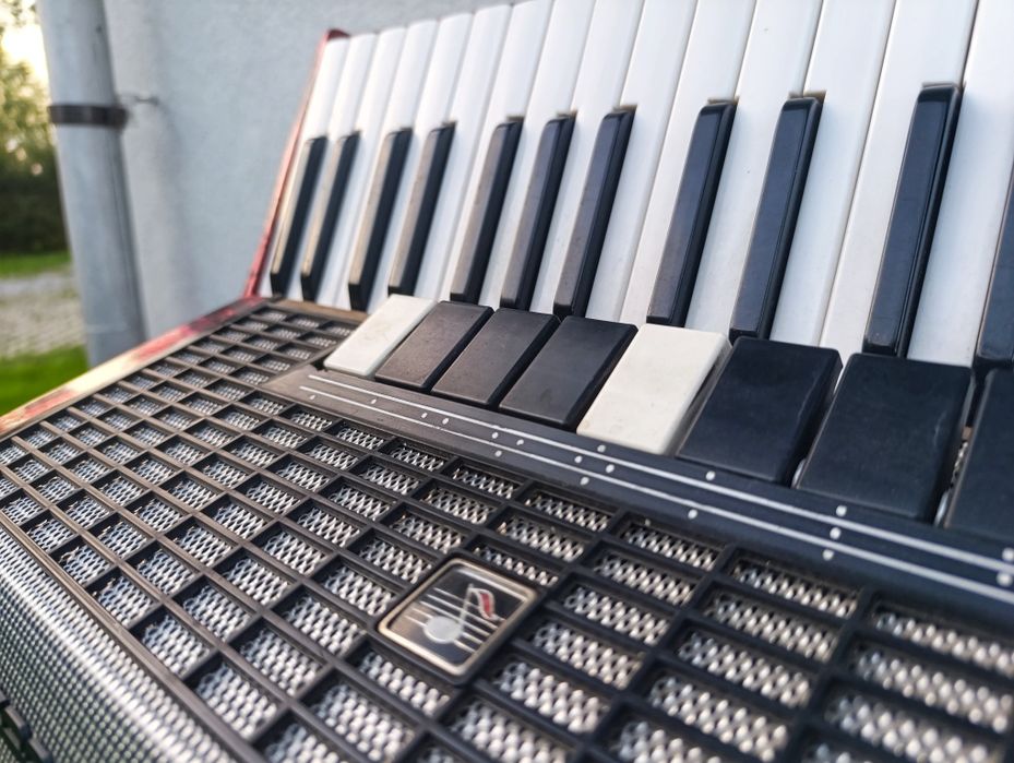 Akordeon 120 basów 4 chóry