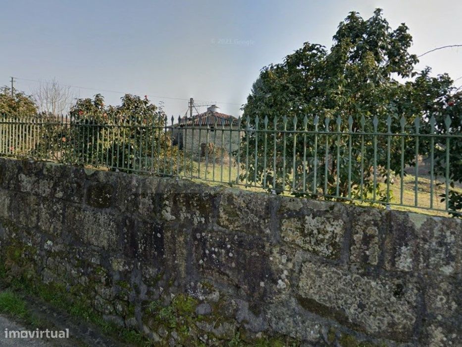 Moradia para reconstrução com terreno construtivo