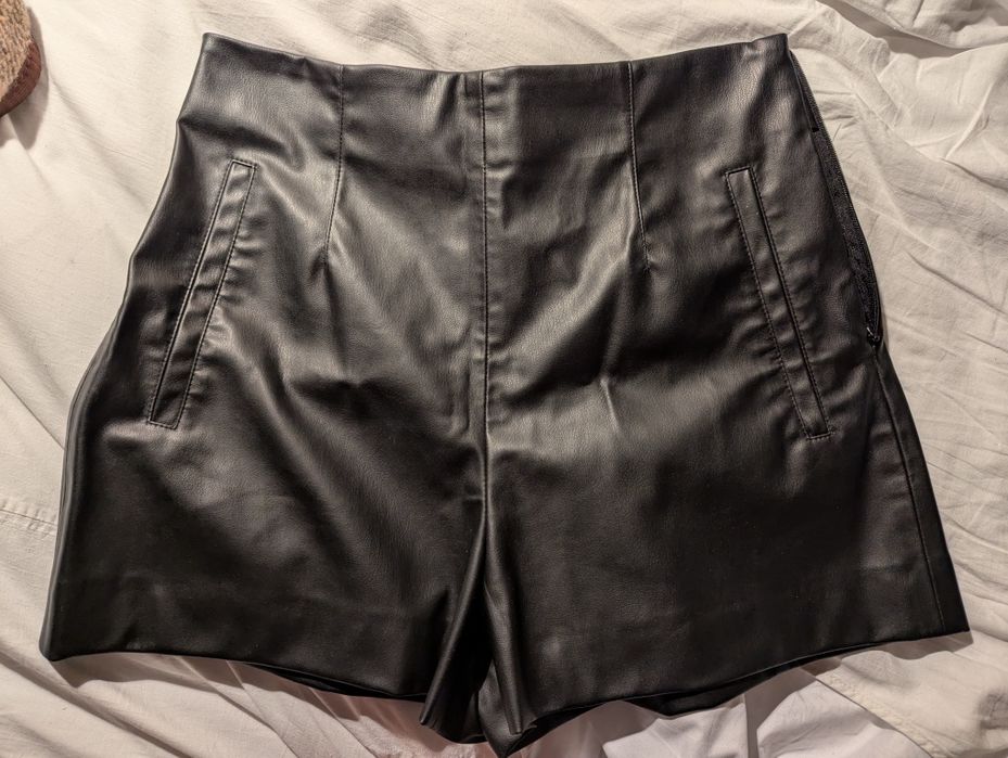 Шорти Zara з екошкіри (M)