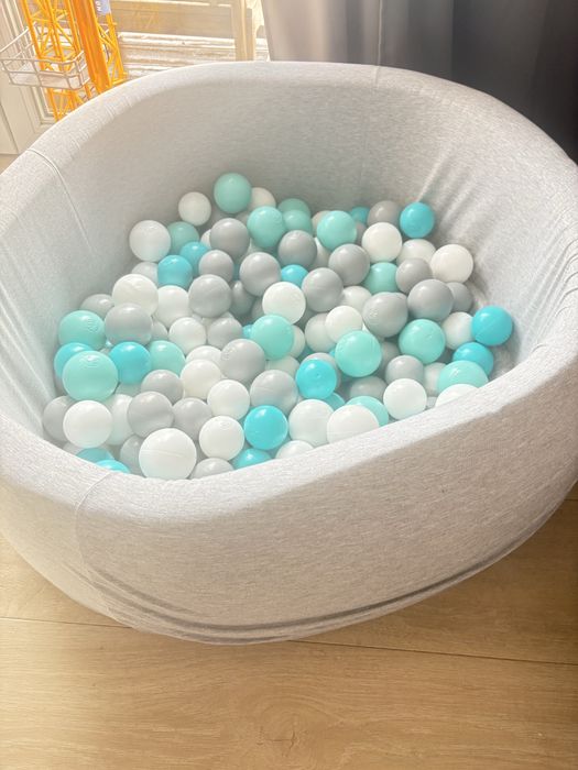 Suchy basen z kulkami