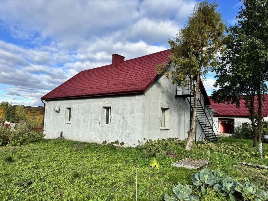 Будинок з новим ремонтом і технікою, великою ділянкою в м.Кременець Те