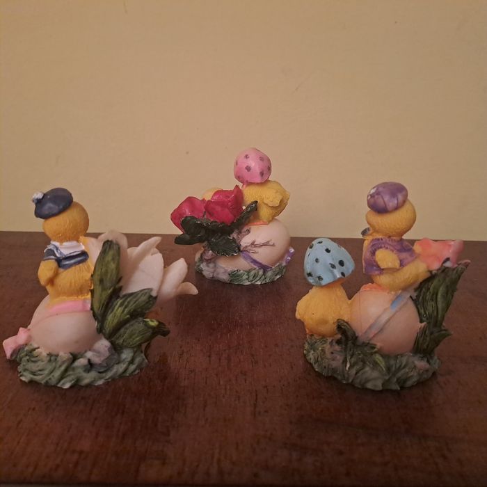 Trzy figurki z kurczaczkami