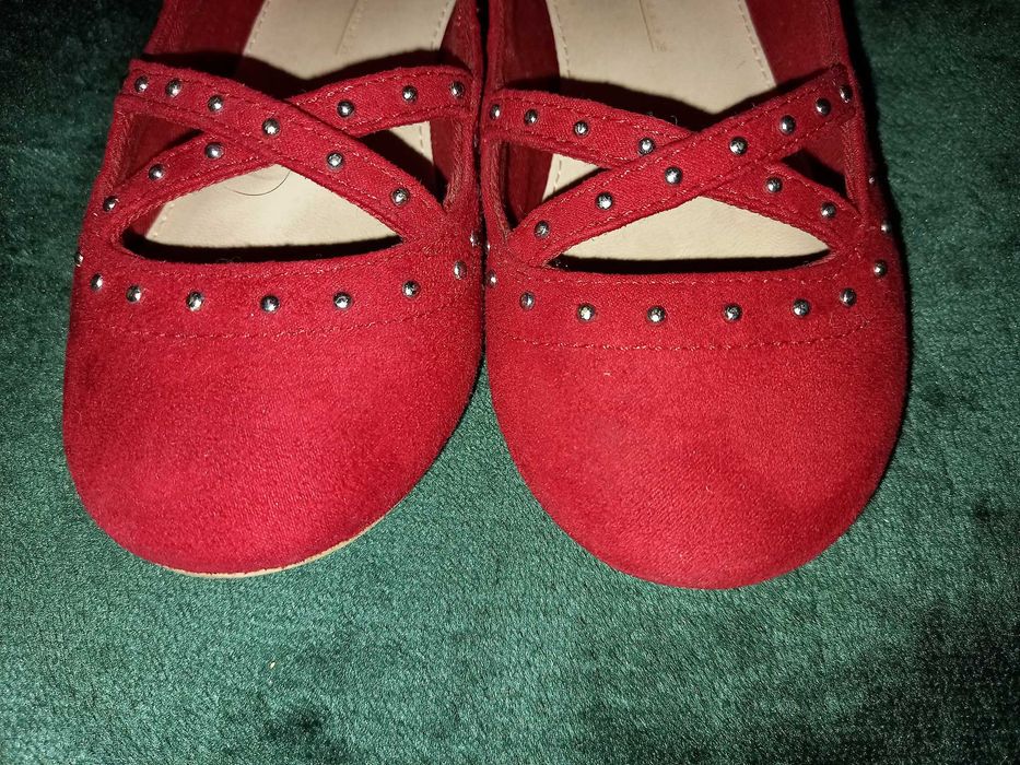 sabrinas elegantes Zara tam 28-29 veludo vermelho com tachas douradas
