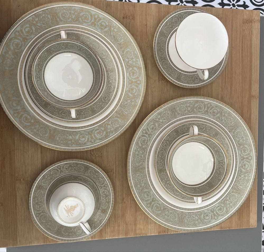Serviço de Jantar e Chá em Porcelana Fina com Detalhes Dourados