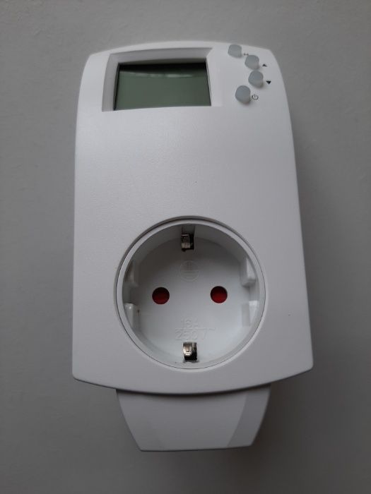 Termostat, sterownik systemów ogrzewania lub nawiewu/chłodzenia- 230V
