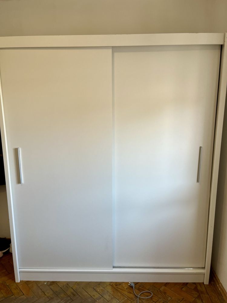 Roupeiro Grande com Portas de Correr – Como Novo!