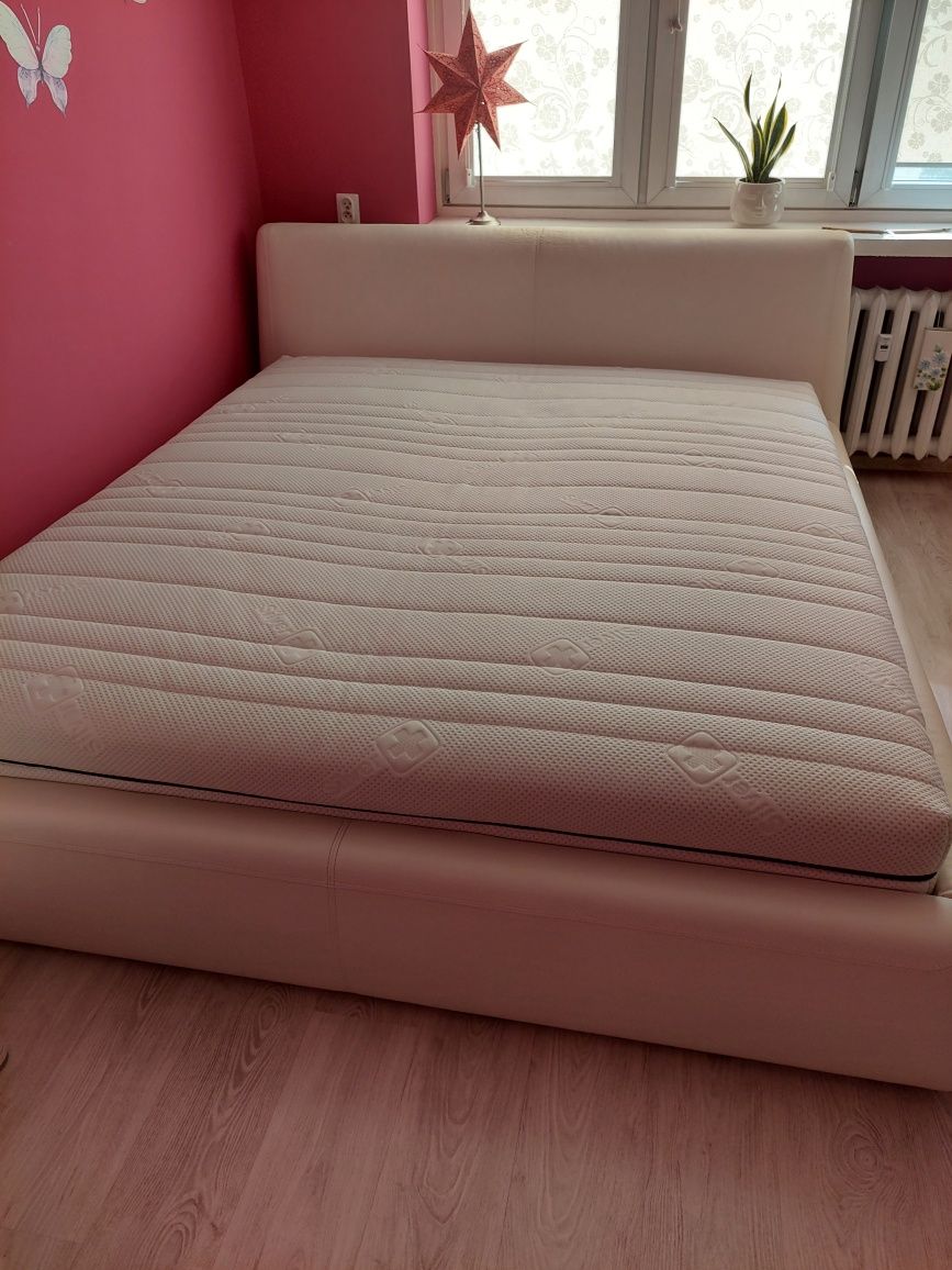 Łóżko sypialniane z 2 stelażami i materacem