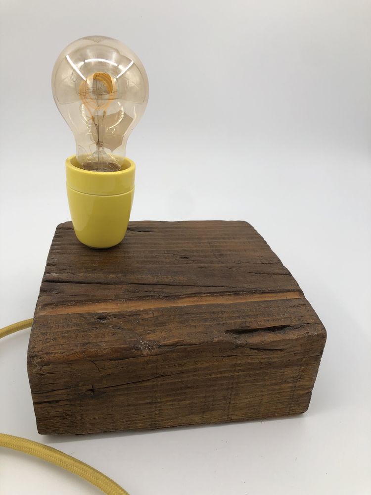 Bonito candeeiro de mesa artesanal com base em madeira