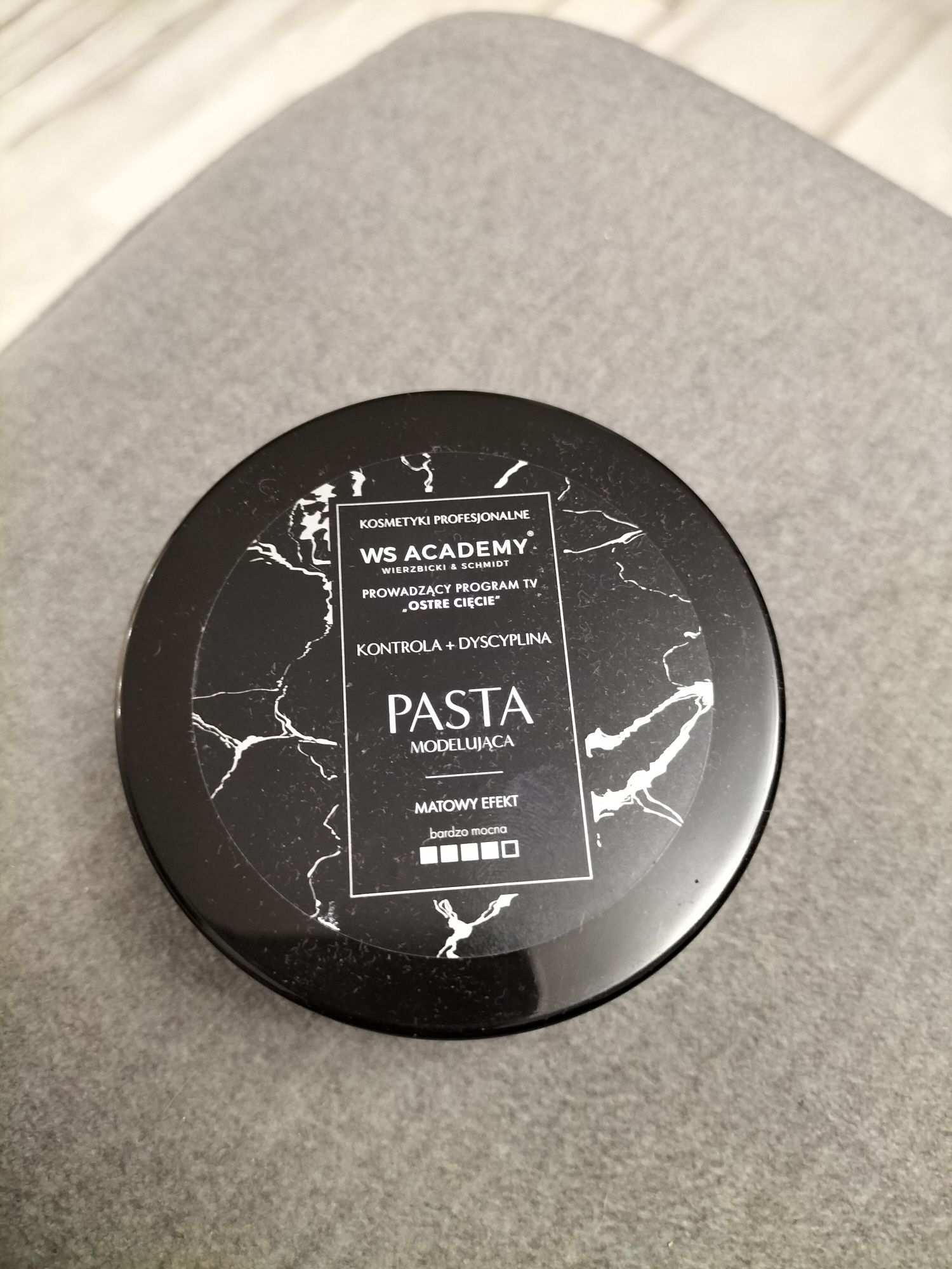 Pasta modelująca włosy