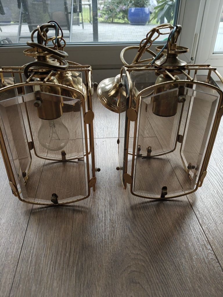 Dwie wiszące lampy retro.