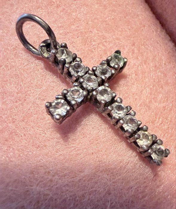 Crucifico em prata com pedra para fio