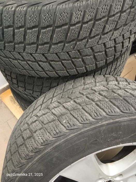 Sprzedam w bardzo dobrym stanie Koła BMW X5 felga plus opony zimowe.