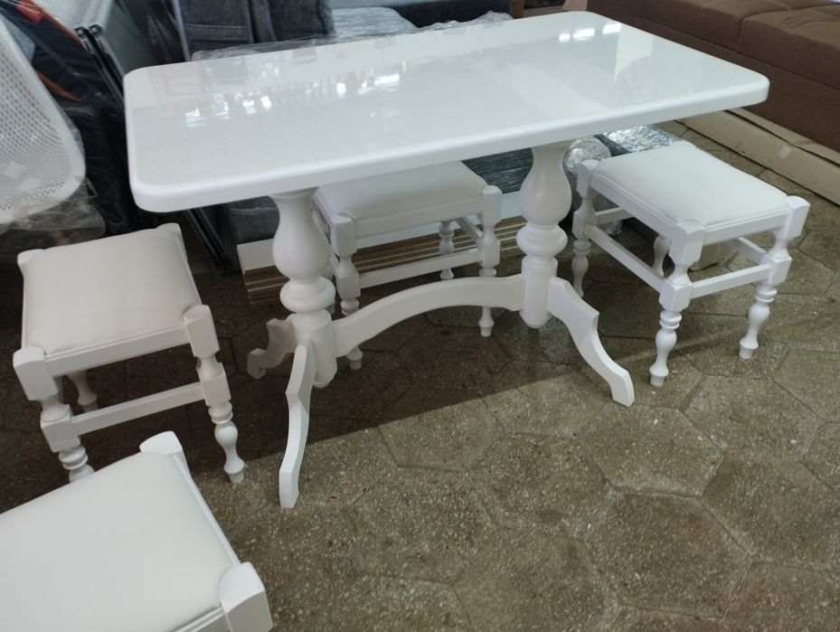 Стіл кухонний і 4 табуретки