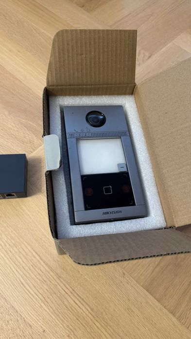 DOMOFON HIKVISION - komplet (2 monitory) - gratisy