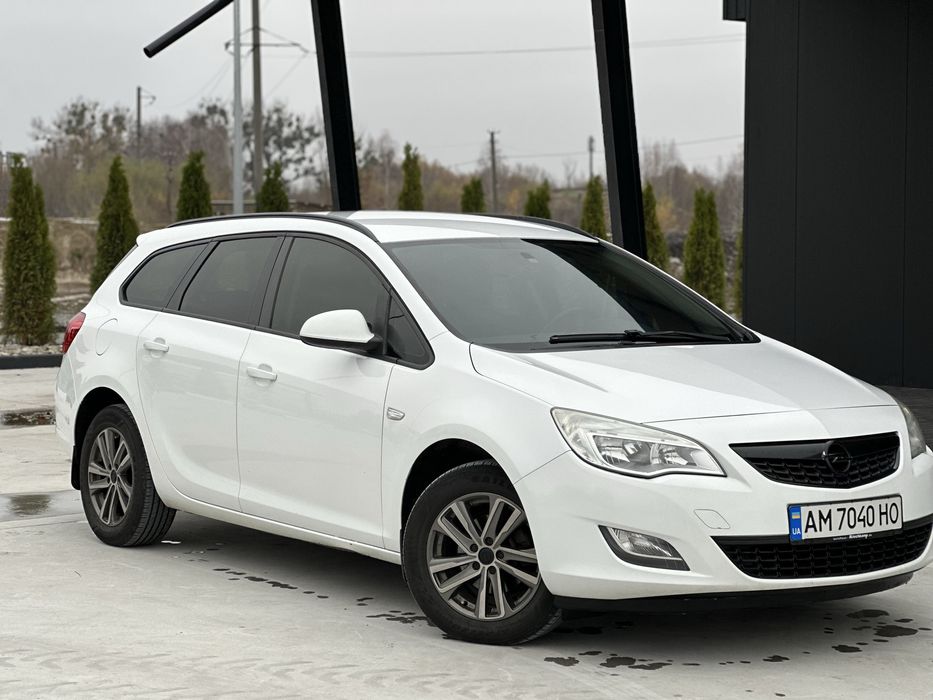 Opel Astra j автомобіль в чудовому стані