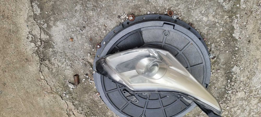 Продам фару Toyota Avensis t27.