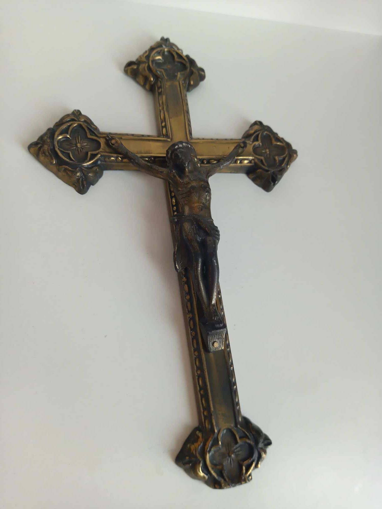 Zabytkowy krzyż z Jezusem Chrystusem. Krucyfiks. Antyk.