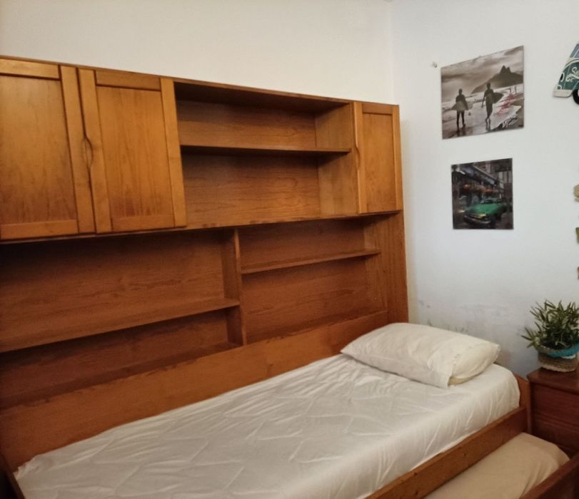 Cama e secretária quarto