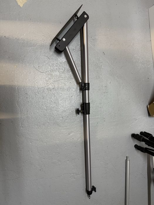 Uchwyt ścienny Wysięgnik trójkątny do lamp studyjnych 70-130 cm