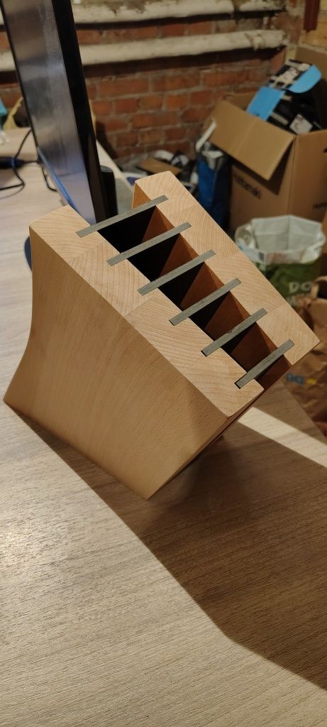 Stojak na noże magnesy