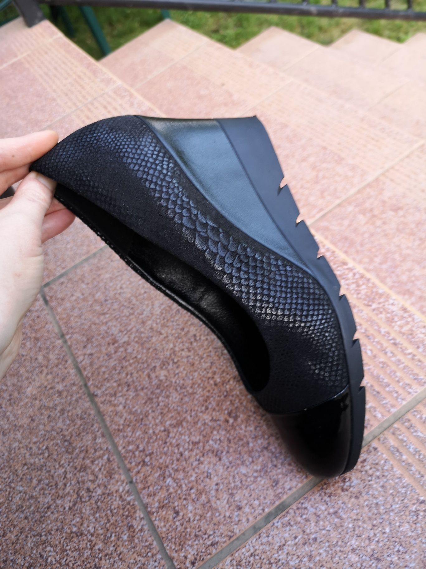 Czarne skórzane buty na koturnie BUT-S 38