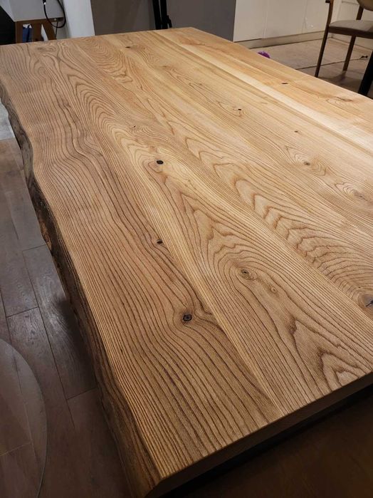 Stół dębowy z litego drewna – elegancja i trwałość na lata