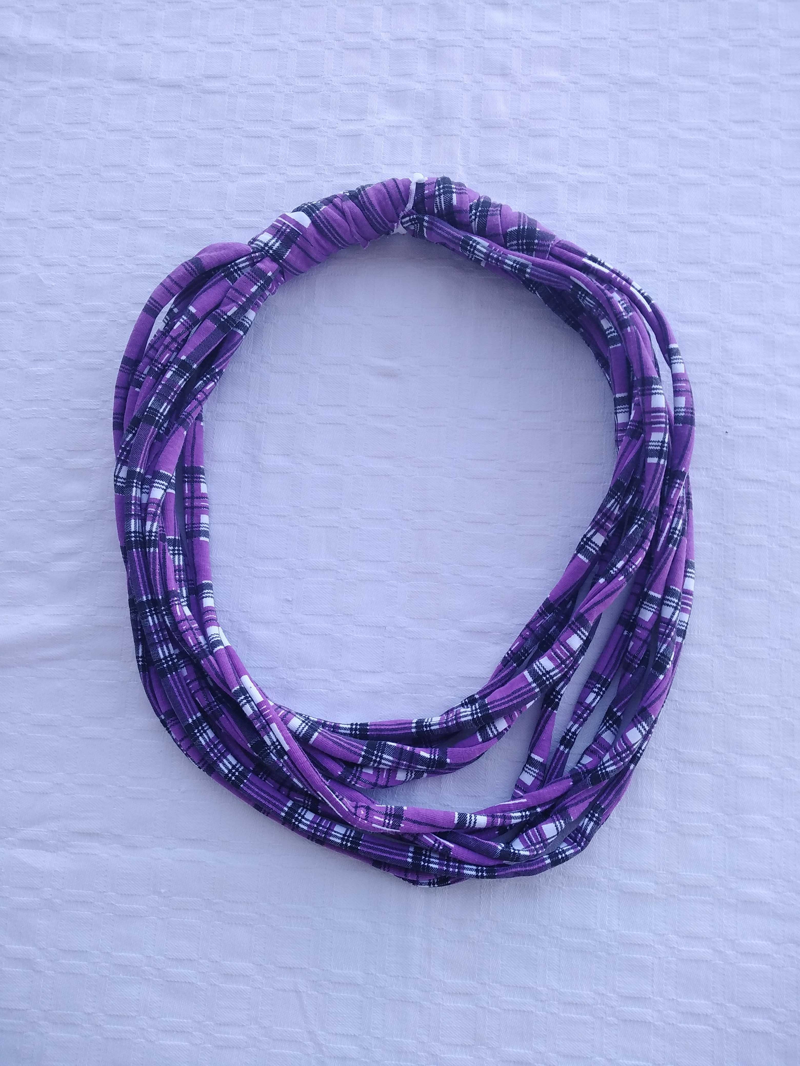Colar de tecido roxo