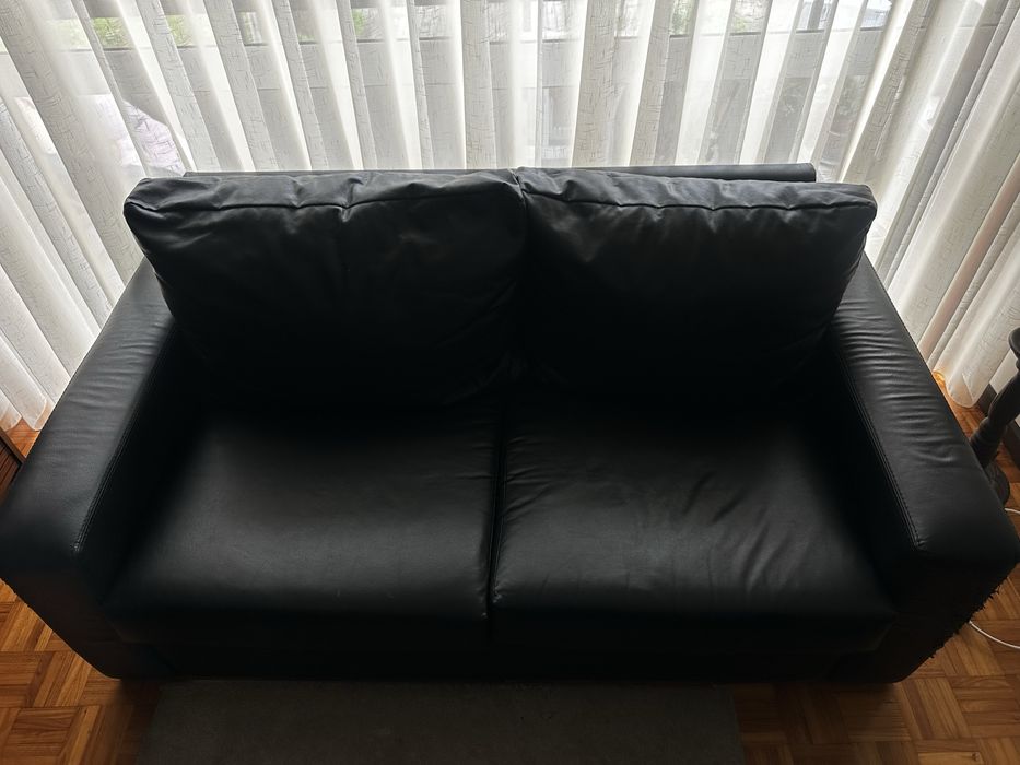 2 sofás para venda, com picadas de unhas de gato nas laterais