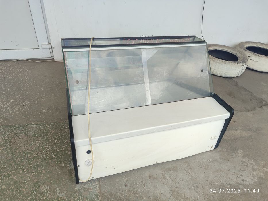 Продам настільну холодильну вітрину ширина 1 м