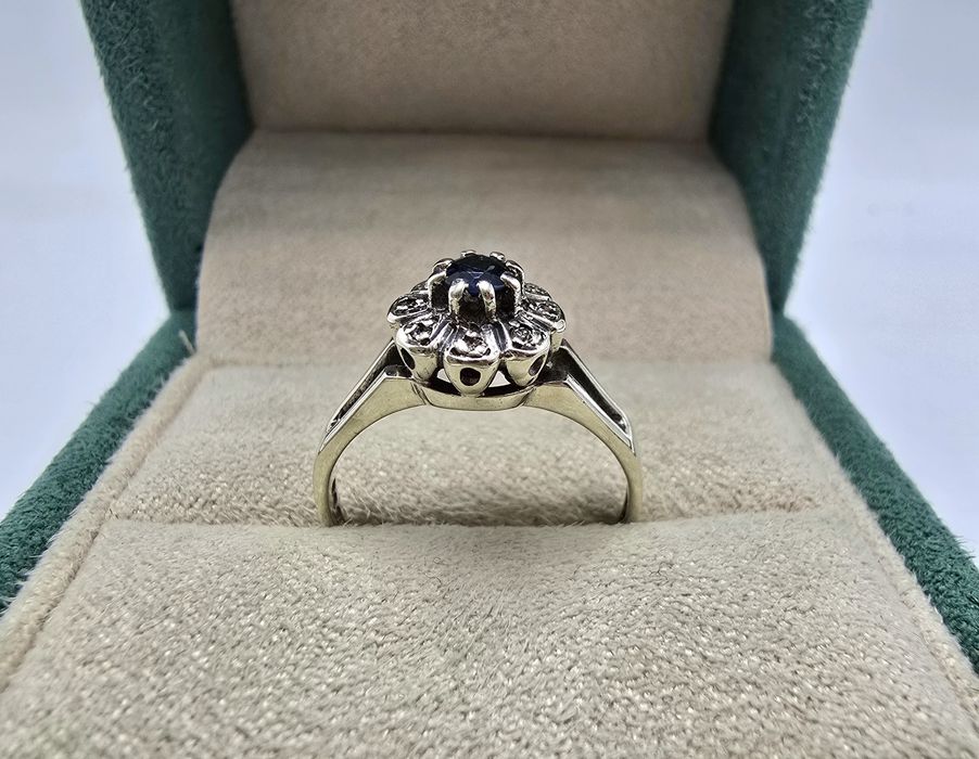 Złoty pierścionek z szafirem i diamentami