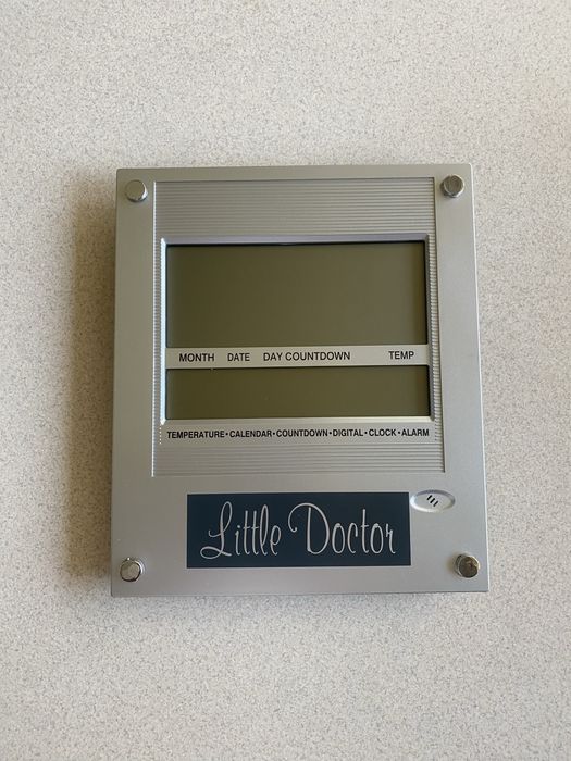 Годинник електронний настінний новий