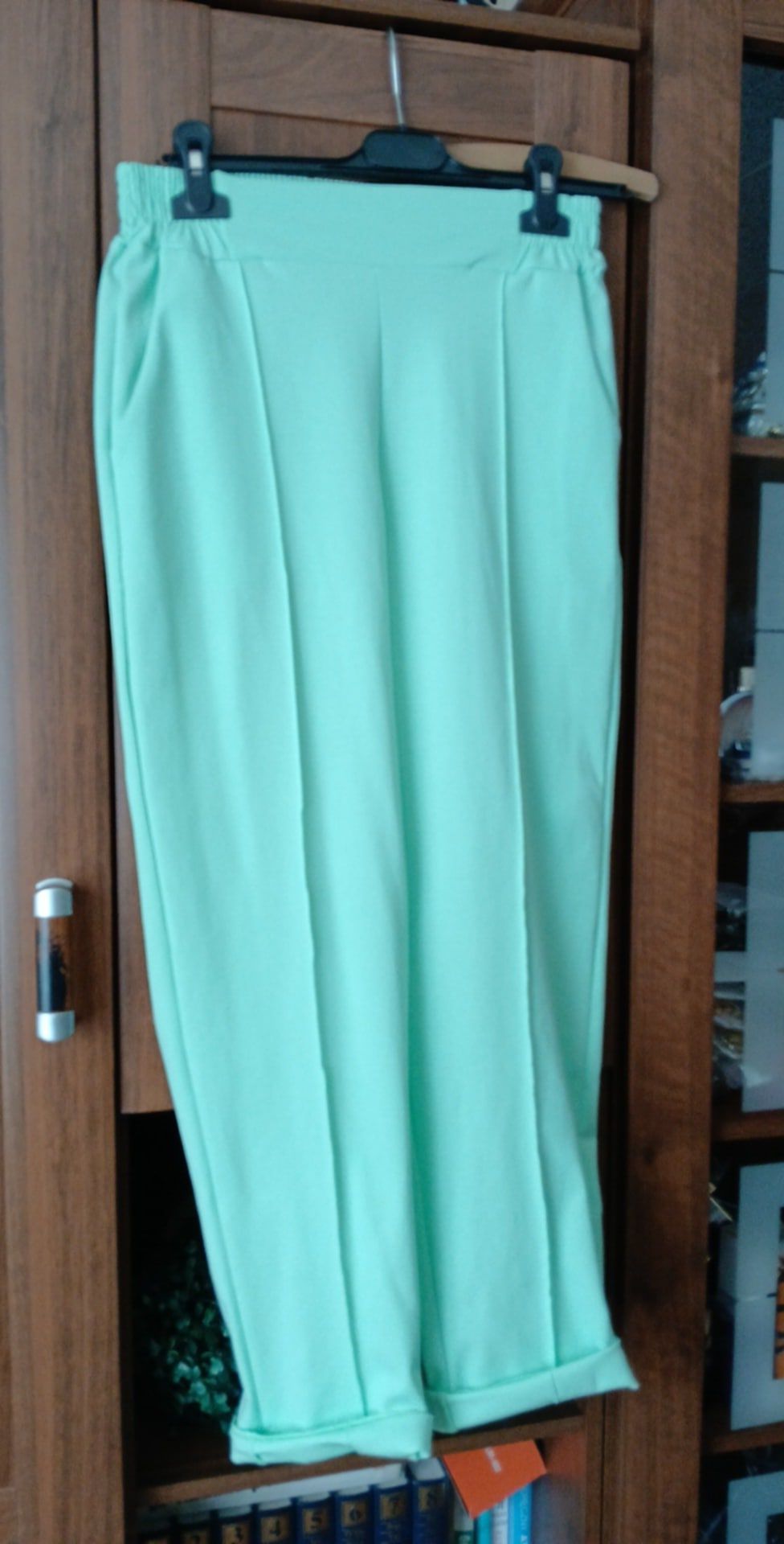 Eleganckie spodnie  mieta na gumce nowe