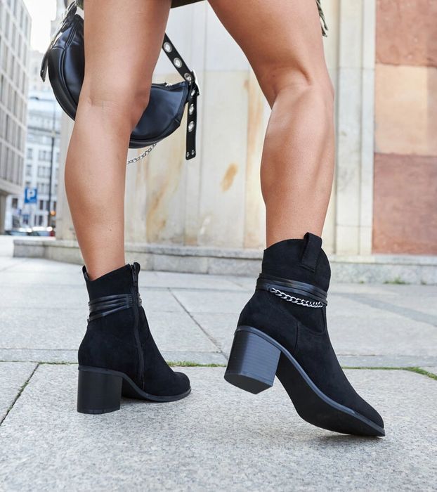 Czarne kowbojki na słupku z łańcuszkiem Netanel