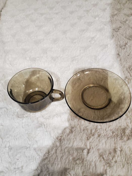 Francuskie filiżanki z podstawkami