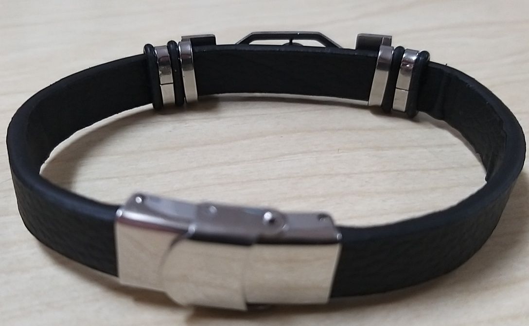 Pulseira de cabedal com nota de música.