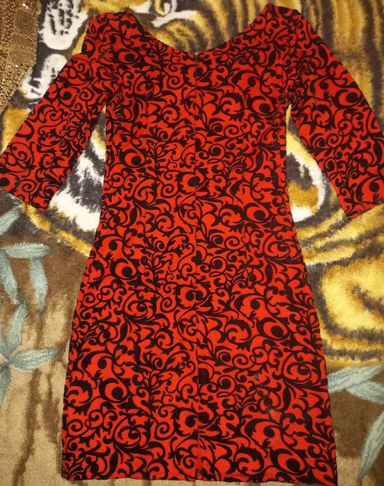 Червона нарядна сукня