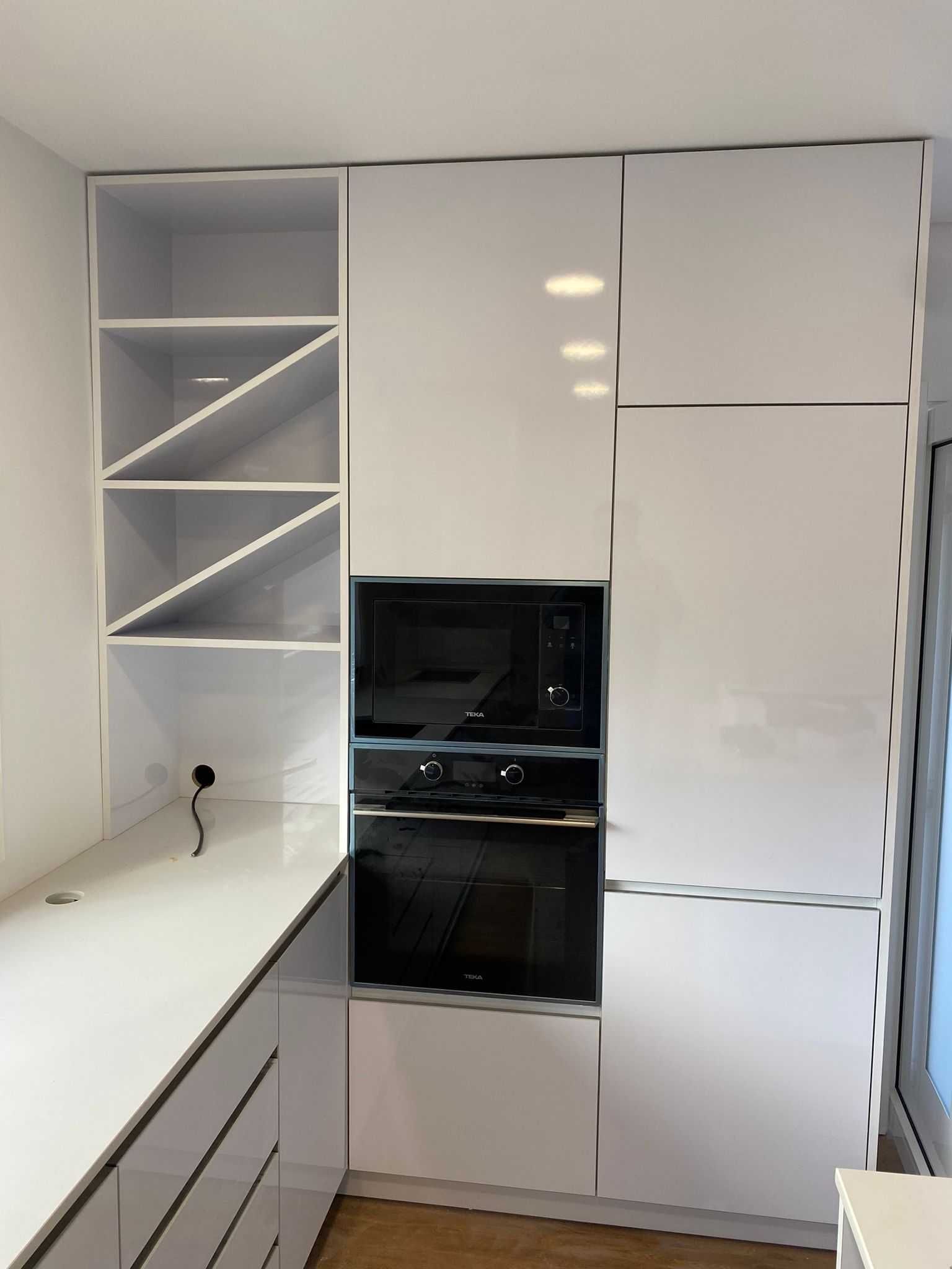 Cozinhas e roupeiros Flutuantes, portas interiores, etc.