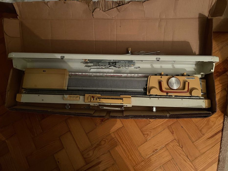 Máquina de tricotar Empisal knitmaster 360/260 K