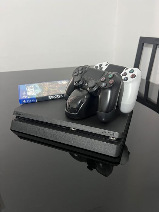 PlayStation 4 com 500GB+ Jogo “FARCRY5”+ 2 Comandos, Carregador+cabos